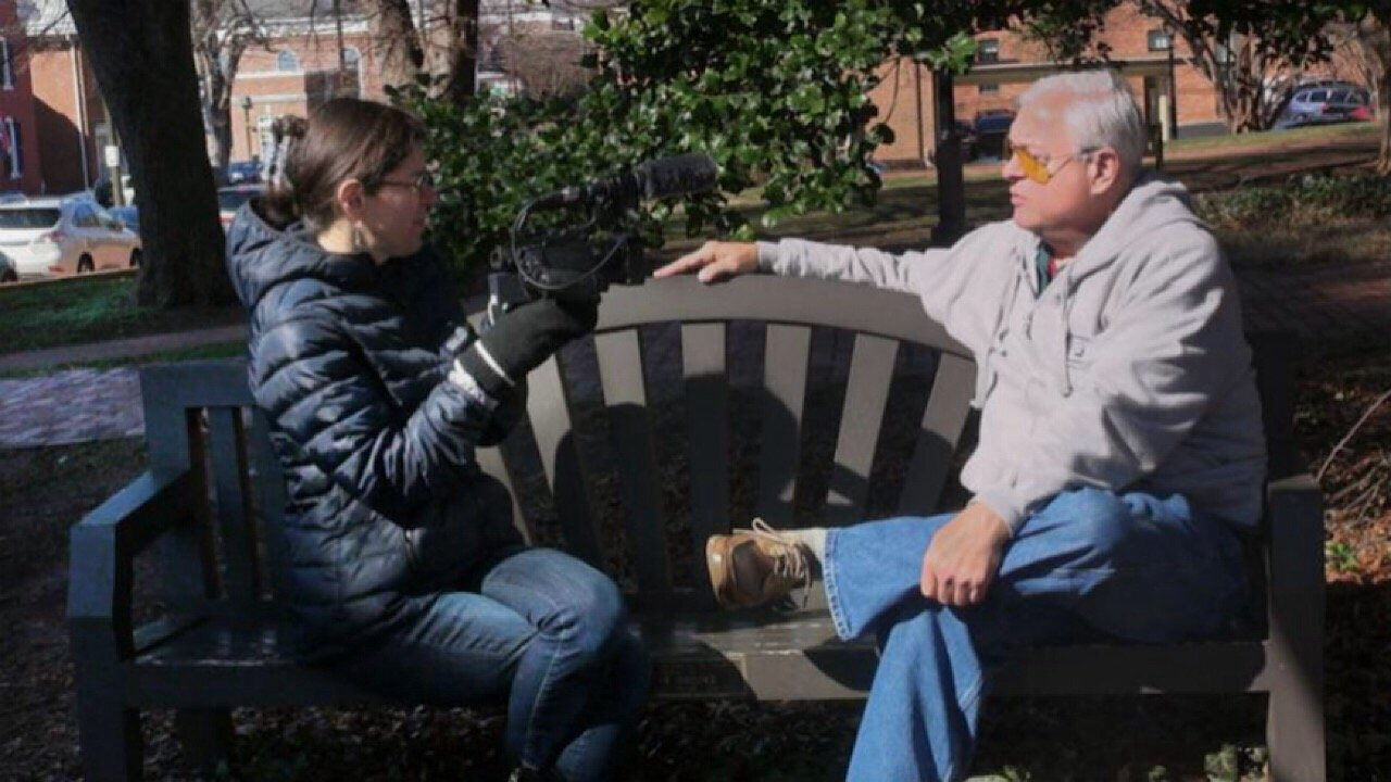 Bên Ngoài Bong Bóng: Du Hành Cùng Alexandra Pelosi Bên Ngoài Bong Bóng: Du Hành Cùng Alexandra Pelosi